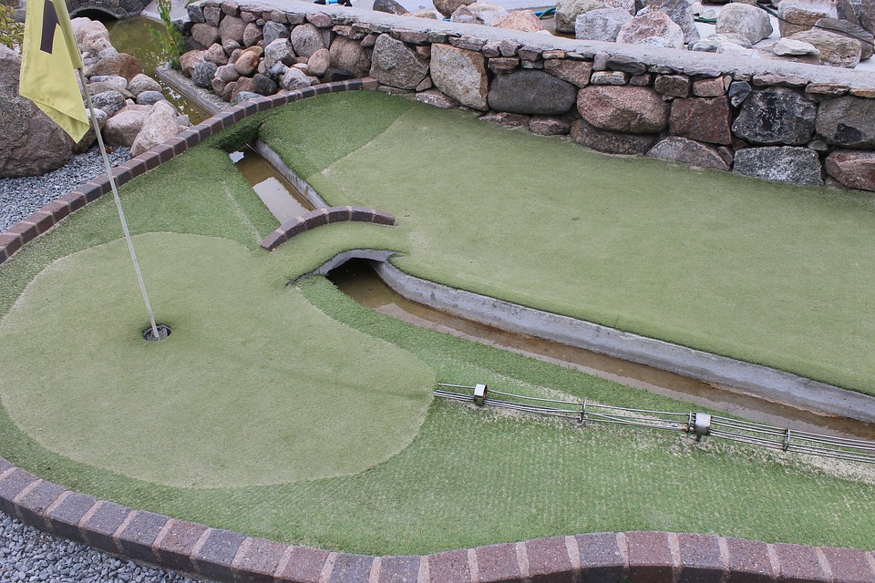 Additional tips and tricks for successful mini golf play